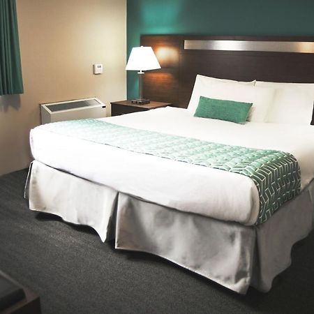 Ramada By Wyndham Hotel Quesnel Eksteriør billede