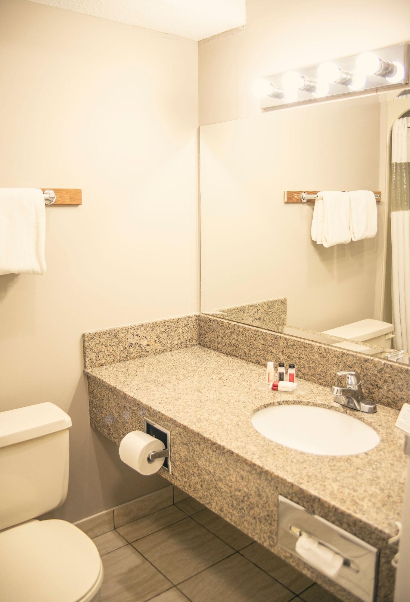 Ramada By Wyndham Hotel Quesnel Eksteriør billede