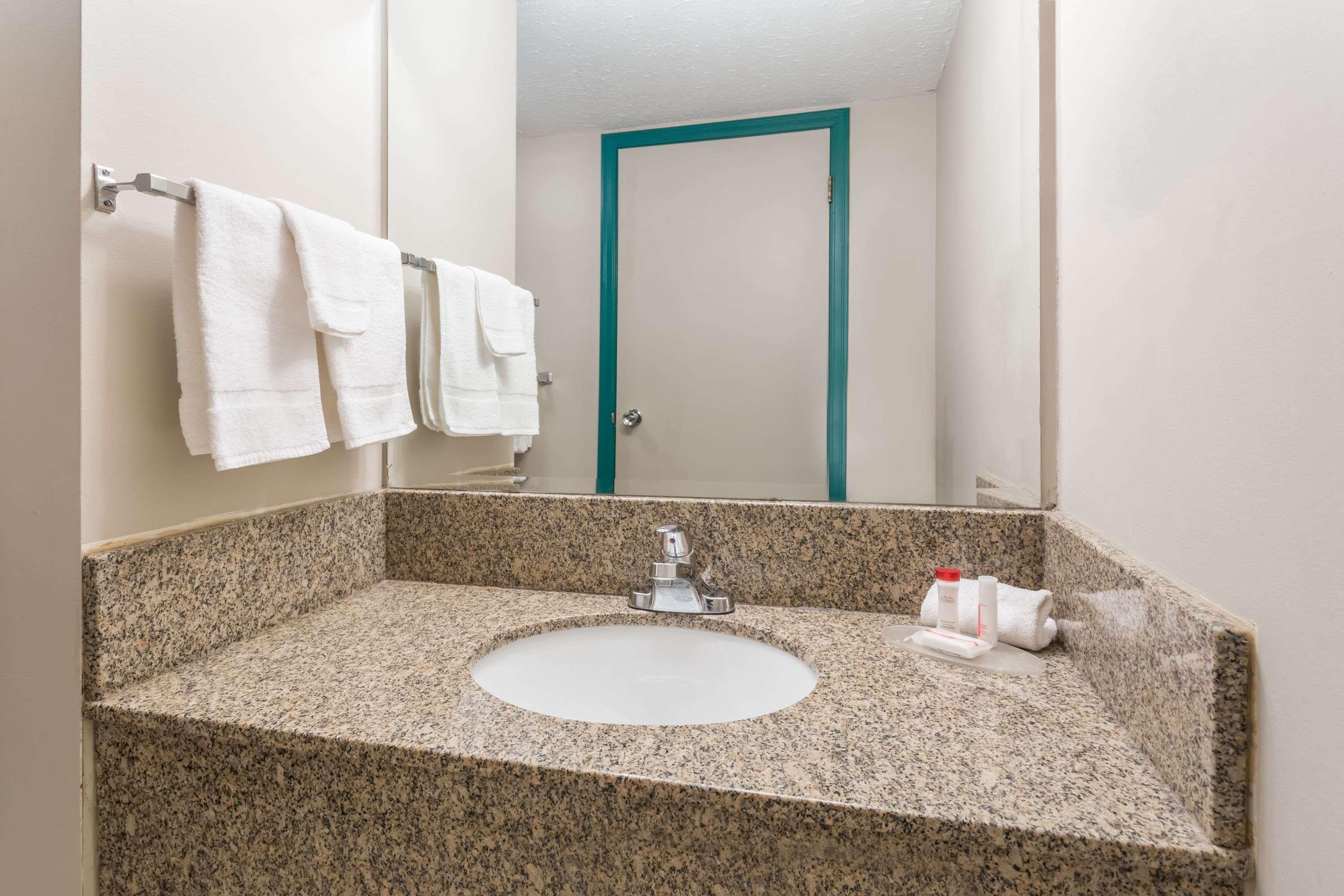 Ramada By Wyndham Hotel Quesnel Eksteriør billede