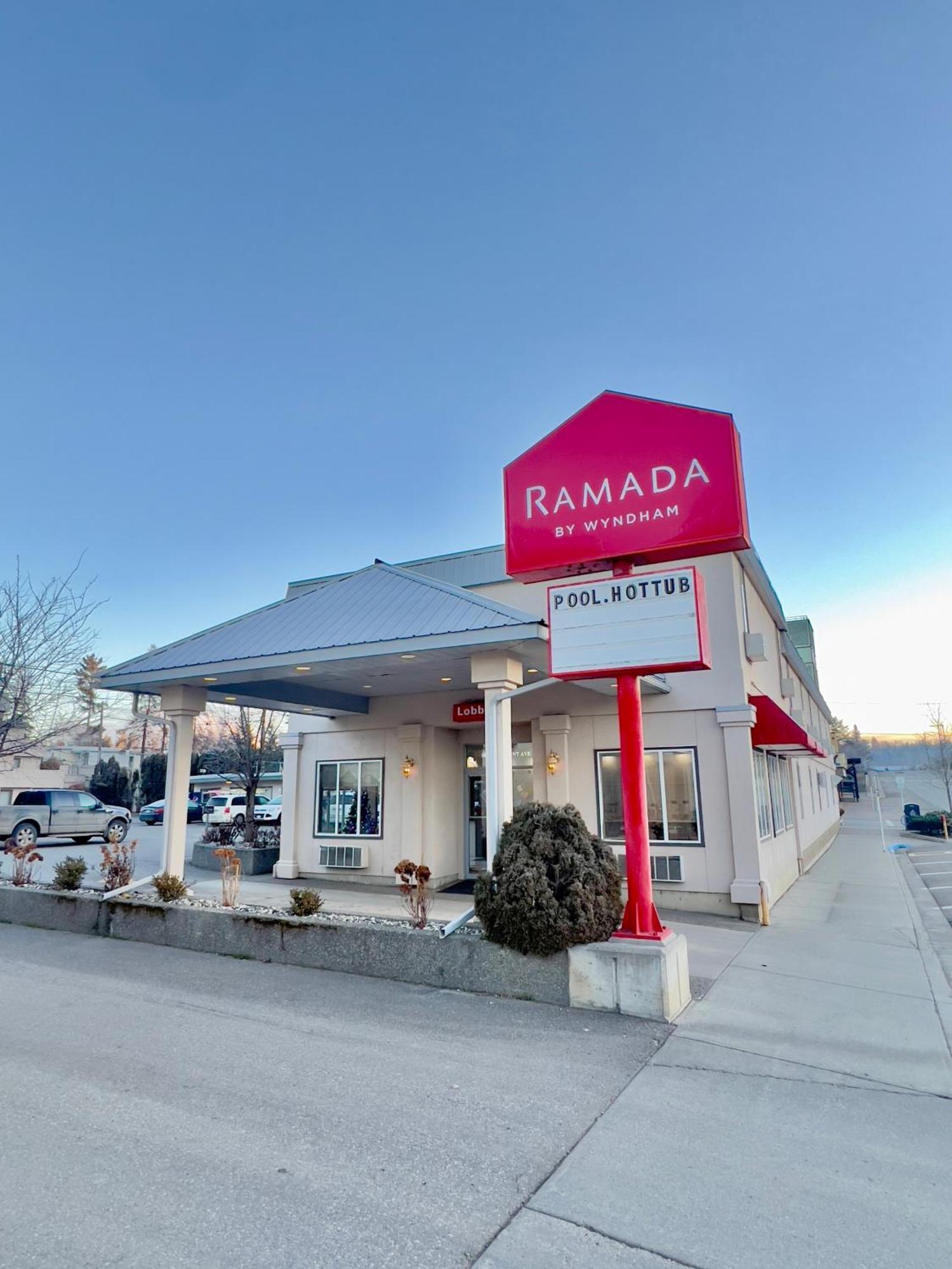 Ramada By Wyndham Hotel Quesnel Eksteriør billede