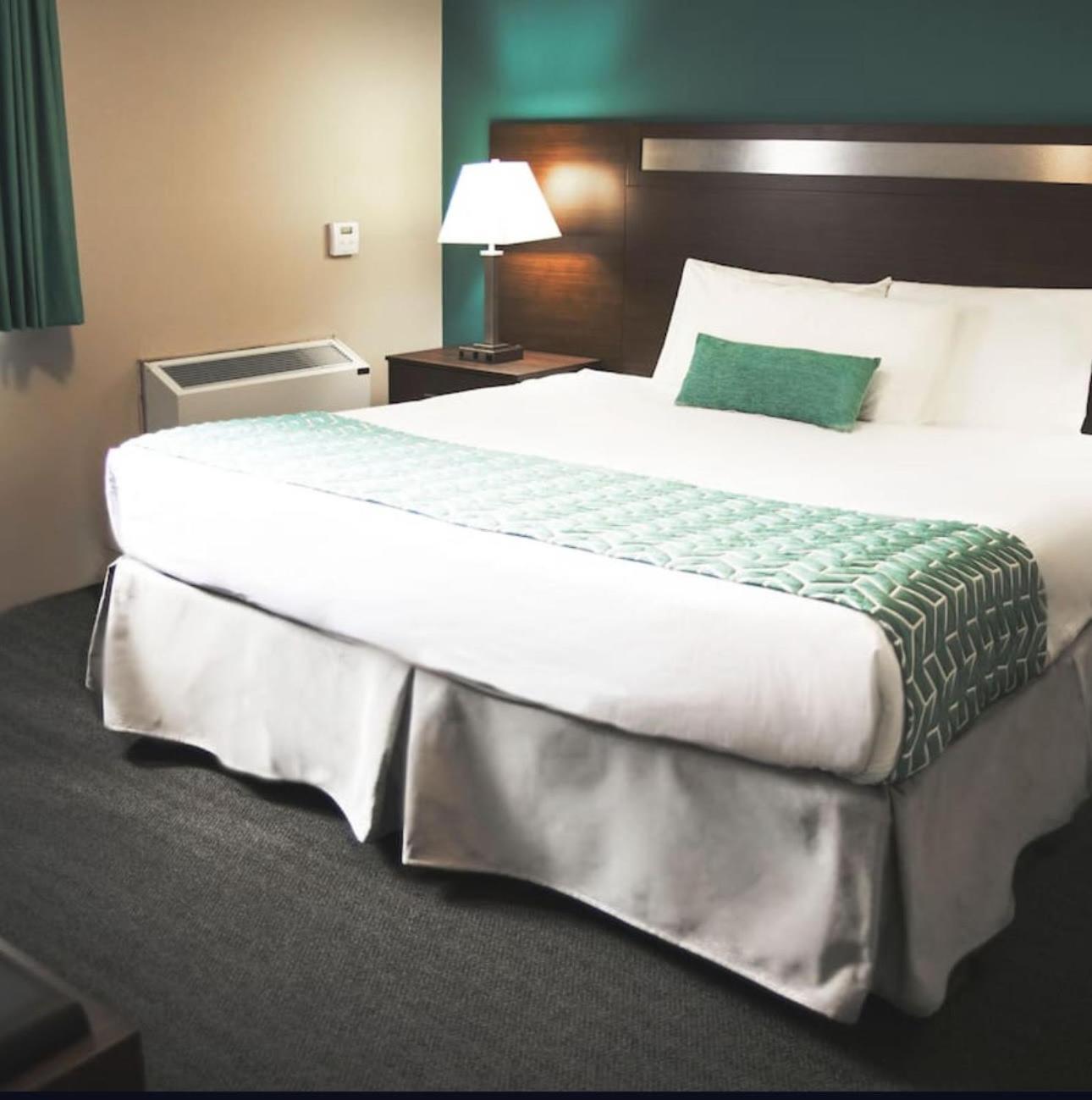 Ramada By Wyndham Hotel Quesnel Eksteriør billede